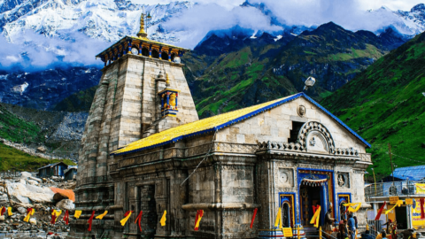 केदारनाथ का मौसम: केदारनाथ की जलवायु अत्यधिक ठंडी और हिमालयी होती है। यहाँ का वातावरण बहुत शीतल रहता है,खासकर सर्दियों में, जब तापमान शून्य..