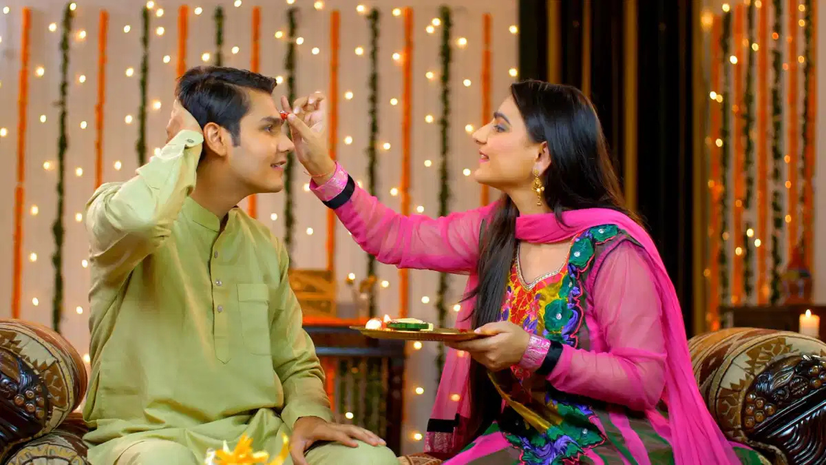 Raksha Bandhan quotes for brother:"भाई को समर्पित सबसे प्यारे और भावुक राखी संदेश – अभी देखें!"