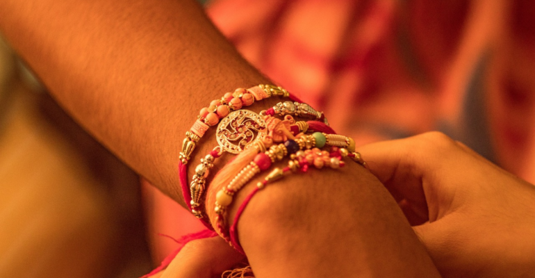 Rakhi message for sister:इस राखी पर अपनी बहन को दें स्पेशल फीलिंग! पढ़ें जबरदस्त और भावनात्मक राखी मैसेज, जिन्हें भेजकर आप अपनी बहन के चेहरे पर मुस्कान ला सकते हैं। जानिए ऐसे दिल छू लेने वाले संदेश, जो रिश्ते में मिठास घोल दें।