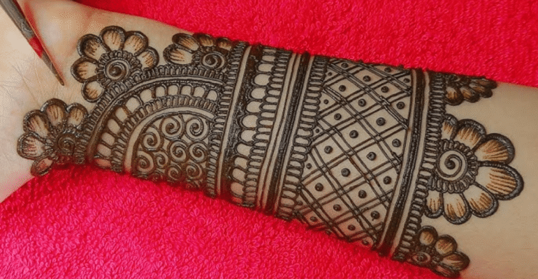 Mehndi design for teej:"मोहक और फैशनेबल तीज मेहंदी डिजाइन जो हर महिला के लिए परफेक्ट, जल्दी बनें और आपके हाथों की खूबसूरती को बना दें दिवाना, अभी ट्राई करें।"