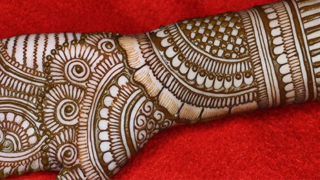 Mehndi design for teej:"मोहक और फैशनेबल तीज मेहंदी डिजाइन जो हर महिला के लिए परफेक्ट, जल्दी बनें और आपके हाथों की खूबसूरती को बना दें दिवाना, अभी ट्राई करें।"
