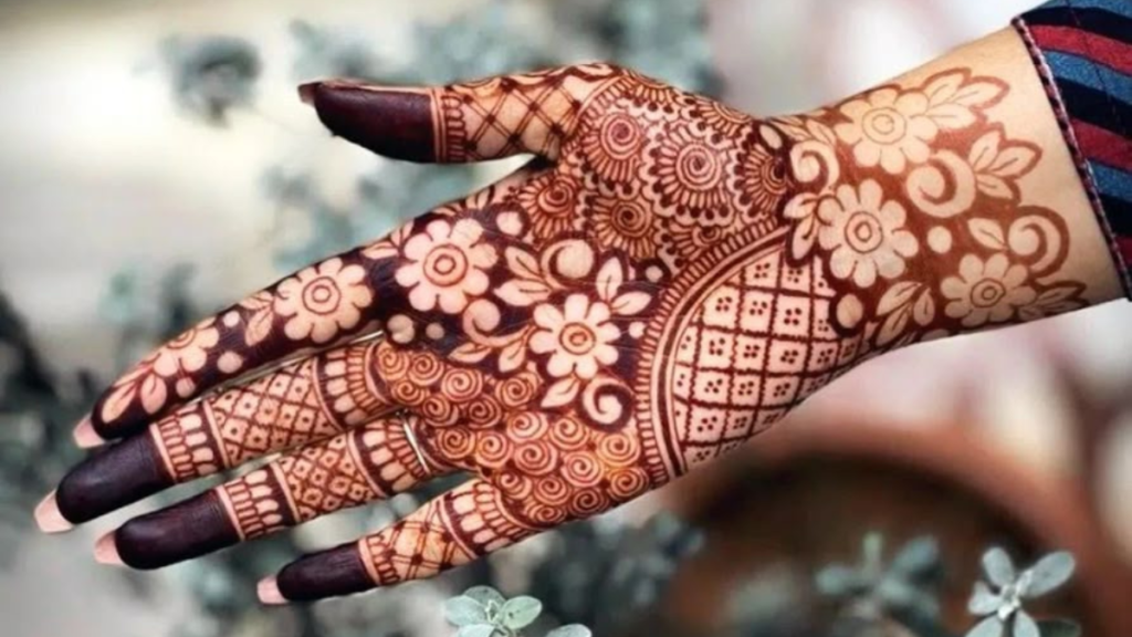 Mehndi design for teej:"मोहक और फैशनेबल तीज मेहंदी डिजाइन जो हर महिला के लिए परफेक्ट, जल्दी बनें और आपके हाथों की खूबसूरती को बना दें दिवाना, अभी ट्राई करें।"