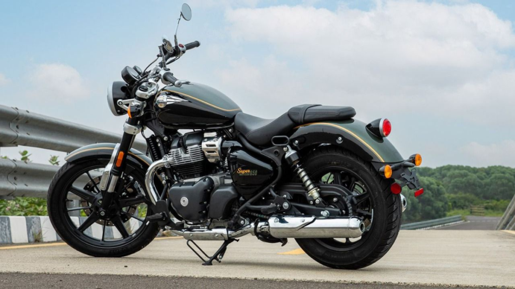 Super Meteor 650: क्रूजर बाइक के राजा की धमाकेदार वापसी, पावरफुल 648cc इंजन और शानदार डिजाइन के साथ अब आपके सपनों की बाइक तैयार है। राइडिंग एक्सपीरियंस को नए लेवल पर ले जाने के लिए इसे जरूर देखिए।