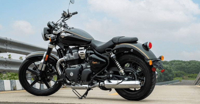 Super Meteor 650: क्रूजर बाइक के राजा की धमाकेदार वापसी, पावरफुल 648cc इंजन और शानदार डिजाइन के साथ अब आपके सपनों की बाइक तैयार है। राइडिंग एक्सपीरियंस को नए लेवल पर ले जाने के लिए इसे जरूर देखिए।