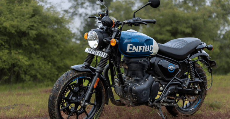 Hunter 350 mileage:अगर आप सोच रहे हैं Hunter 350 की माइलेज कैसी है, तो यह लेख आपके लिए है! 13 लीटर टैंक में कितने किलोमीटर चलती है यह दमदार बाइक, पूरा सच पढ़ें।