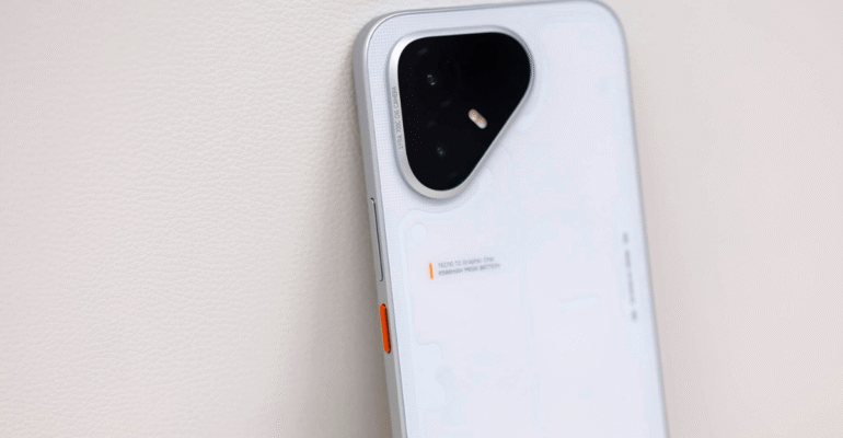 Tecno Pova8